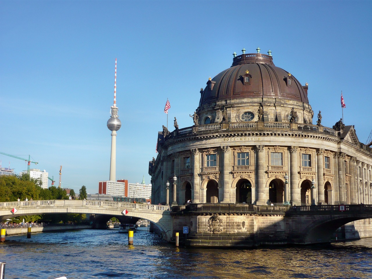 Bodemuseum Berlin mit Fernsehturm im Hintergrund